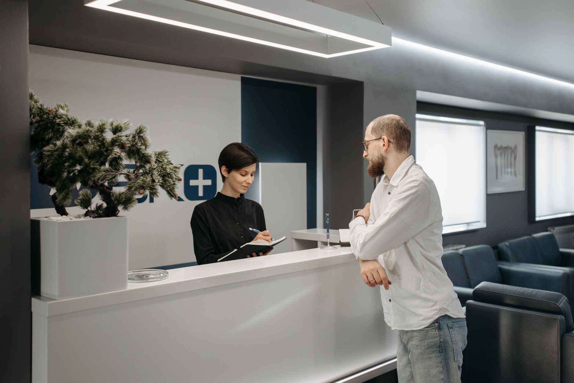 Recepción de clínica médica con muebles modernos