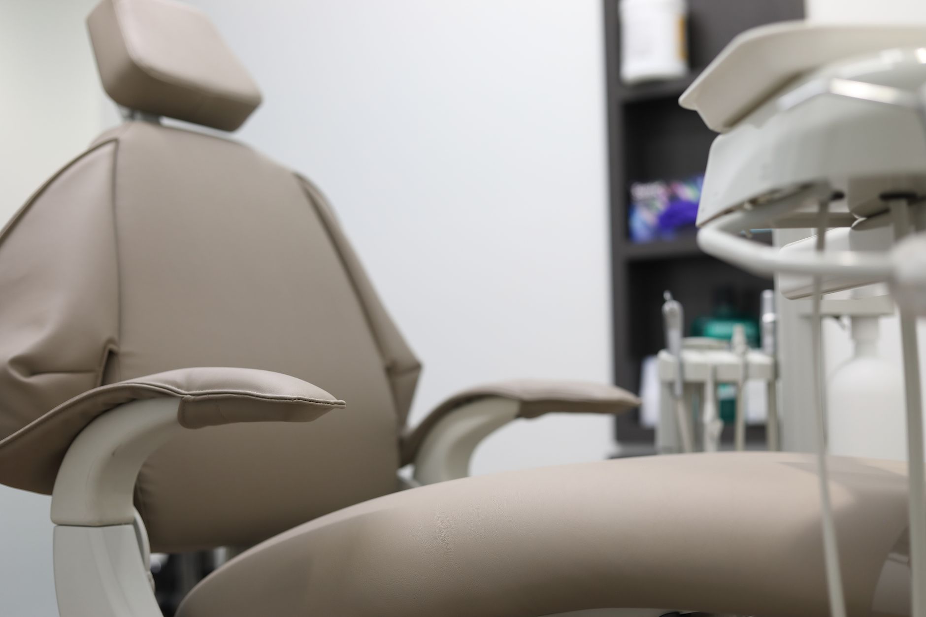 Consultorio dental profesional con silla de dentista