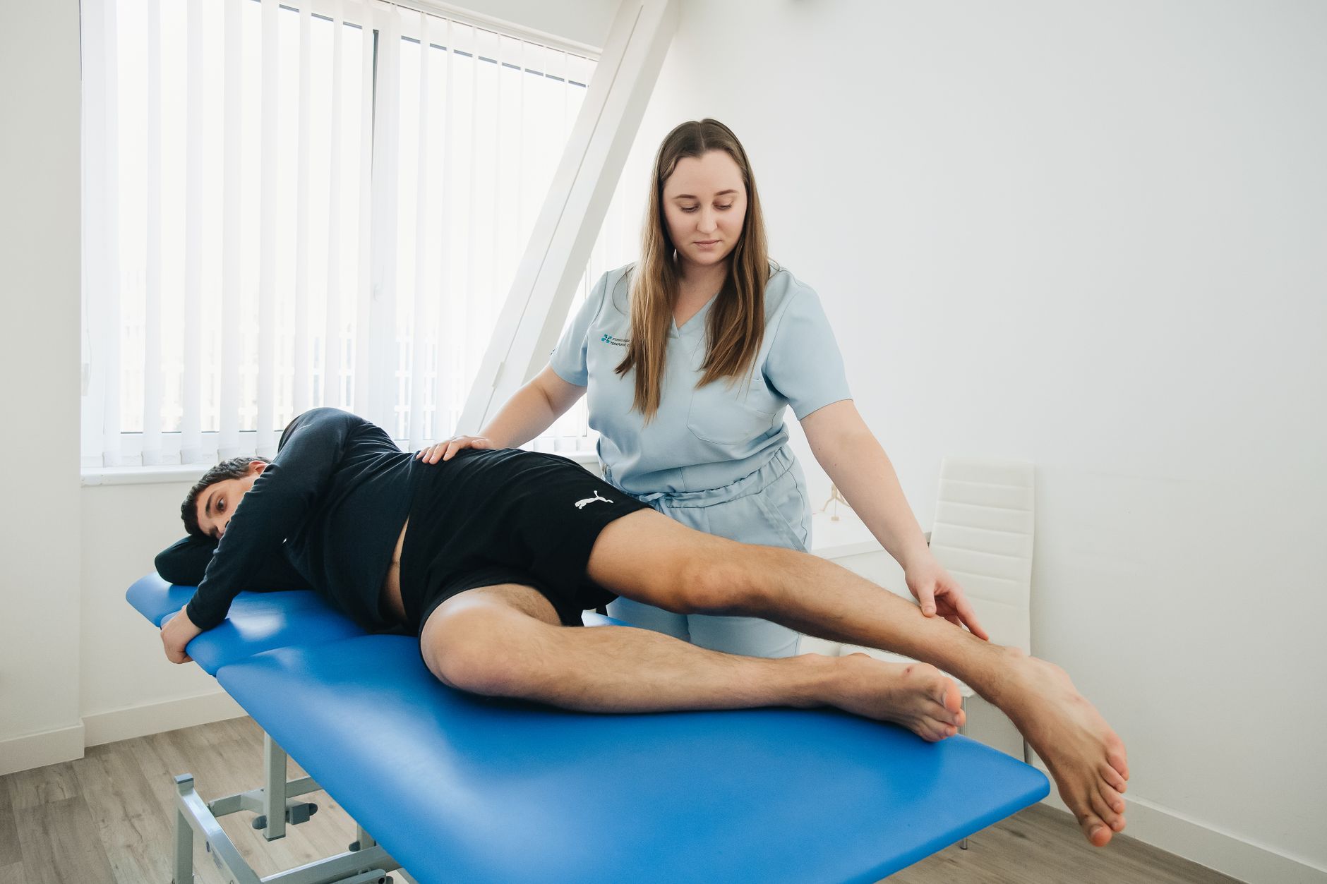 Sesión de fisioterapia y tratamiento de rehabilitación